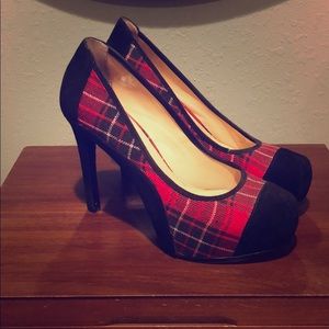 Gianni Bini red and black plaid size 7.5